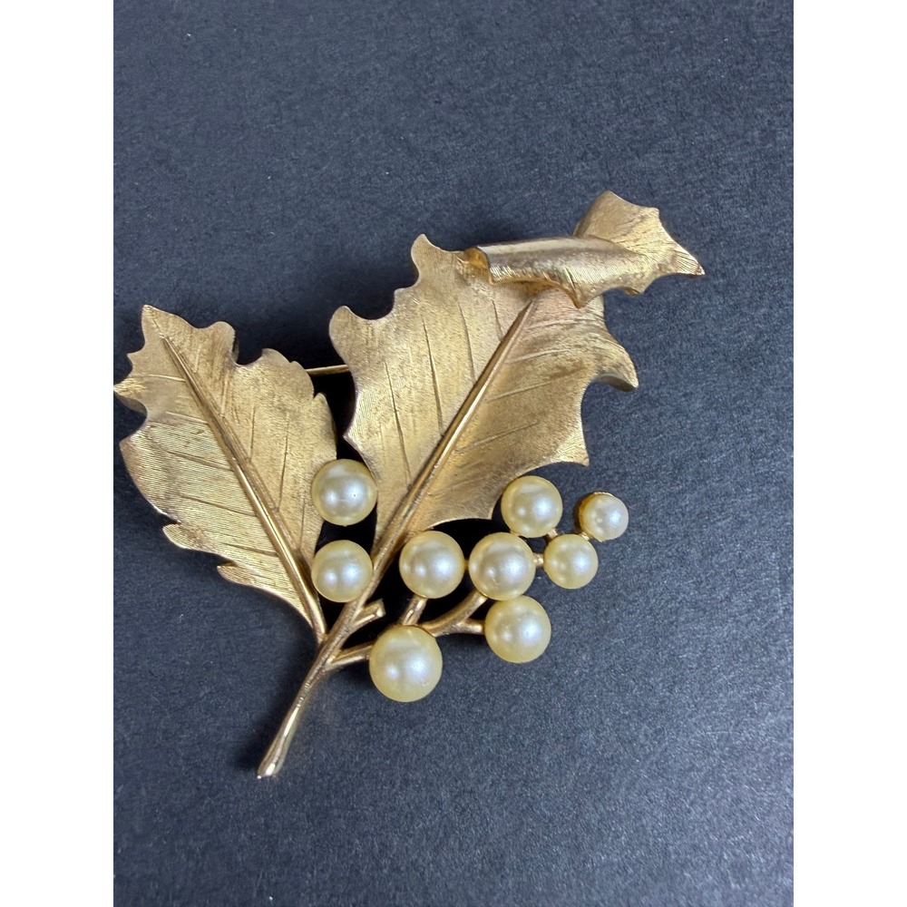 Vintage Crown Trifari Gold Tone Holly Leaf Faux Pearl Berry Brooch Pin